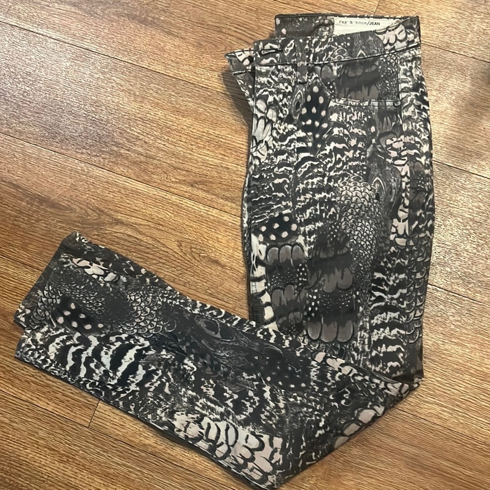 Cute jeans.